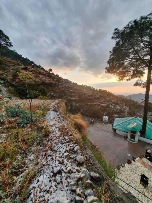 Kasauli Cascade A Cheerfull 4 Bedroom Challet Εξωτερικό φωτογραφία